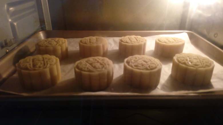 广式月饼~莲蓉蛋黄月饼,200烤5到8分钟待花纹定型后取出。
