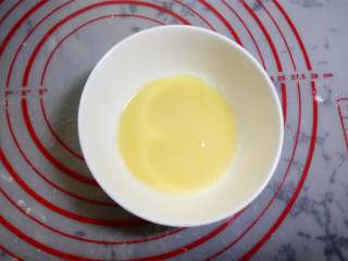 广式月饼~莲蓉蛋黄月饼, 准备好刷面蛋黄水，一个蛋黄加少量蛋白加15克水搅勺过筛备用。