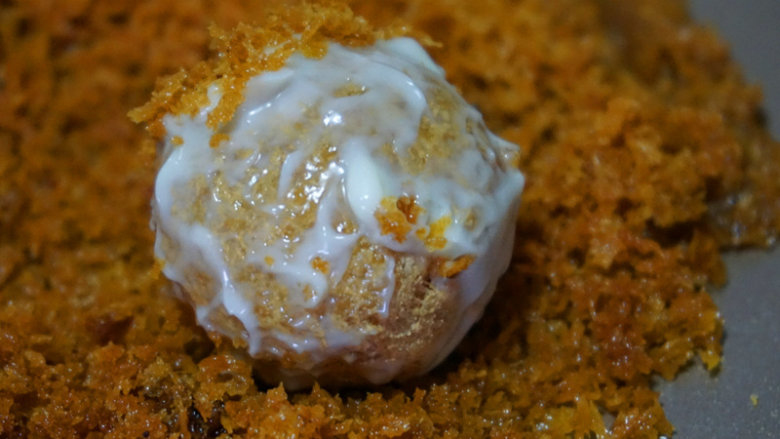 咸蛋豆腐球,然后放入炸好的面包糠中均匀的裹一层面包糠