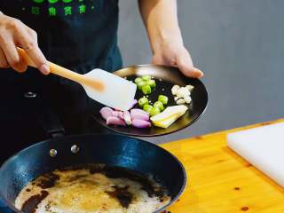 越式带子,在煎过带子的锅中放入蒜头、姜、香茅和湖南辣椒爆香。