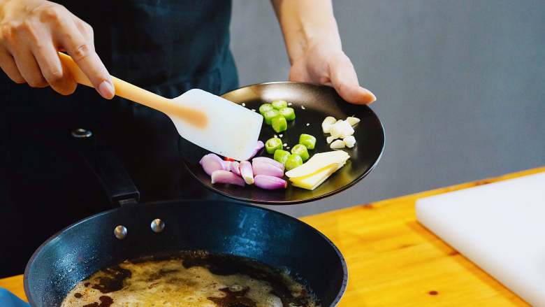 越式带子,在煎过带子的锅中放入蒜头、姜、香茅和湖南辣椒爆香。