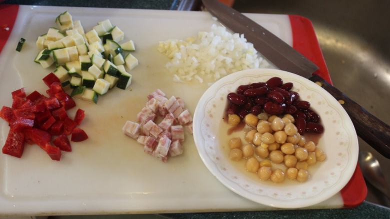鼠尾草猪肉卷,配菜其实可以随人，今天的配菜是：培根、红椒、栉瓜炒鹰嘴豆和红腰豆。