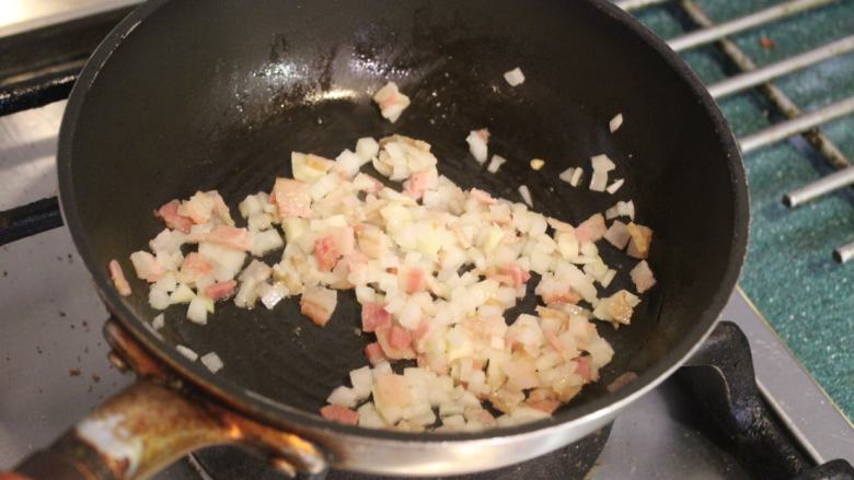 鼠尾草猪肉卷,培根炒出油份后，放入大蒜和洋葱炒香炒软。