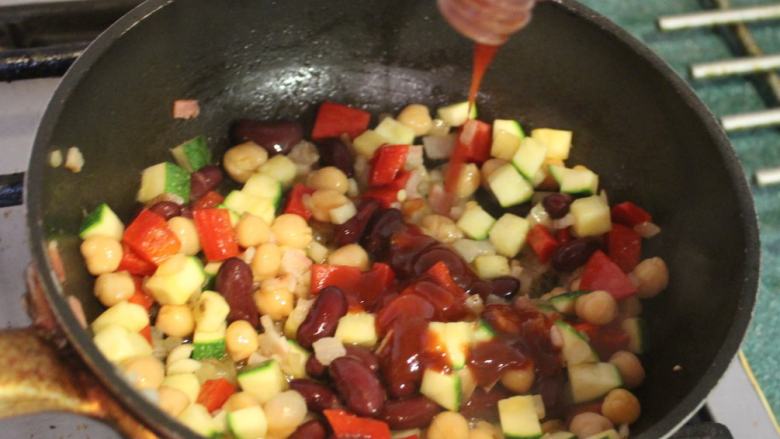 鼠尾草猪肉卷,最后加入一些蕃茄酱，炒过后就可以起锅。这配菜其实也可以自己独立成为一道菜上桌。
