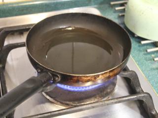 鲜虾芙蓉蛋,小锅加入3大匙的油，中火烧热。芙蓉蛋要稍多的油，半炸半煎蛋皮才会膨松漂亮好吃。也有人直接入油锅油炸的。