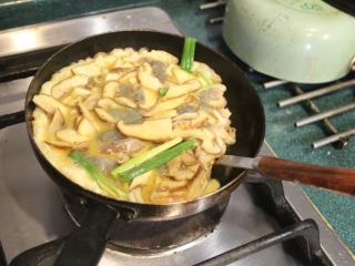 鲜虾芙蓉蛋,蛋液煎至半熟后，晃动一下锅子确定没有黏底可以滑动。