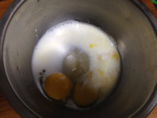鲜果沙巴翁,开始熬制沙巴翁，将蛋黄3个、细砂糖30克、朗姆酒15毫升、淡奶油35毫升放入碗中