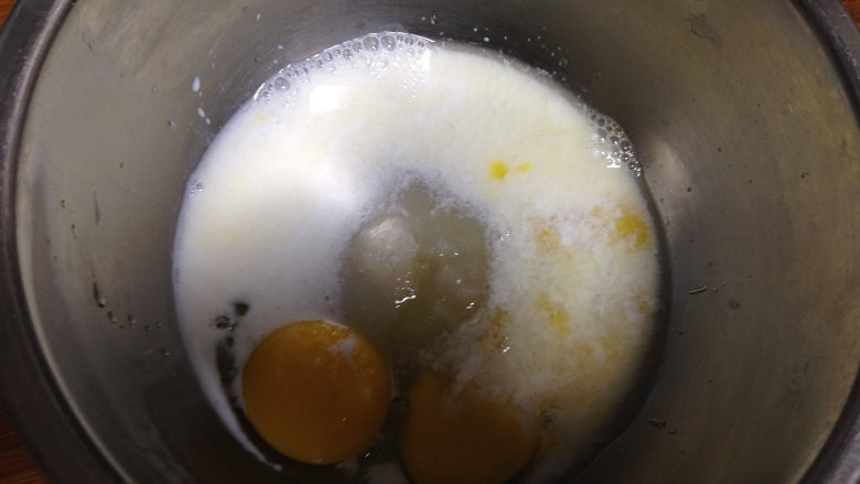 鲜果沙巴翁,开始熬制沙巴翁，将蛋黄3个、细砂糖30克、朗姆酒15毫升、淡奶油35毫升放入碗中
