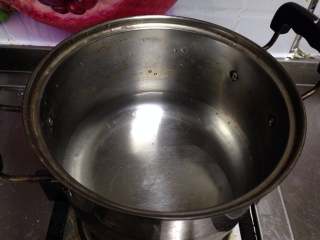 鲜果沙巴翁,在锅中倒入清水，大火煮沸后转中火