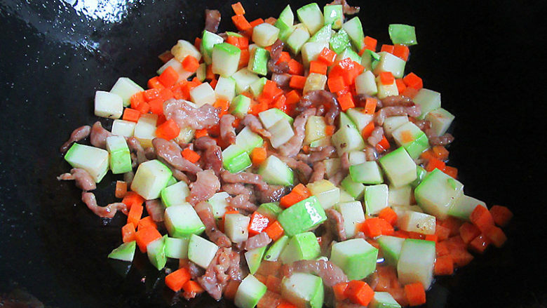 肉丝木耳疙瘩面汤,加入胡萝卜丁、西葫芦丁一起翻炒一分钟盛出