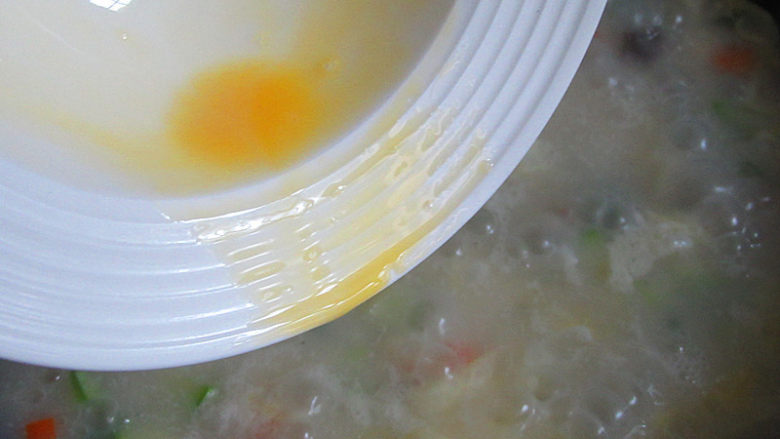 肉丝木耳疙瘩面汤,将蛋液浇在疙瘩面汤中