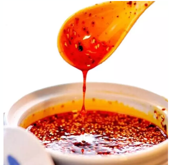 家常凉面的做法,蒜泥碗里倒入红油辣子调味料、盐，酱油，搅拌均匀，成蒜泥料汁。