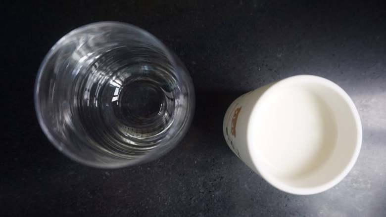 奇亚籽双色酸奶木糠杯,再取一个玻璃慕斯杯和剩余125g酸奶
