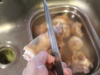 可乐炖猪脚,用刀将猪皮上的余毛和角质刮除干净。