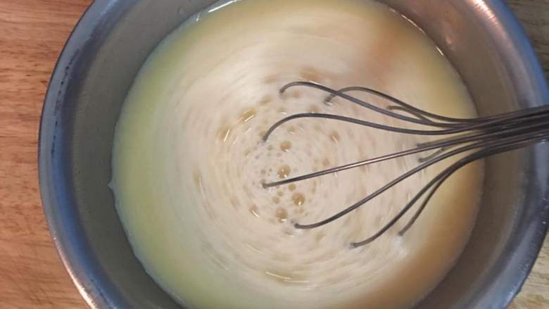 蛤蜊嫩蒸蛋,将蛤蜊汤水慢慢倒入蛋液中，边倒要边快速搅拌蛋液。