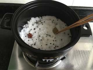 盐焗大闸蟹,用筷子搅拌混合均匀；