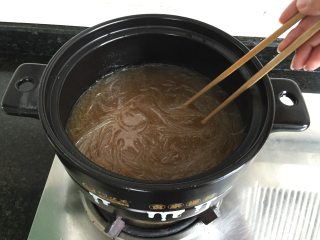 大闸蟹粉丝煲,用筷子搅拌均匀；