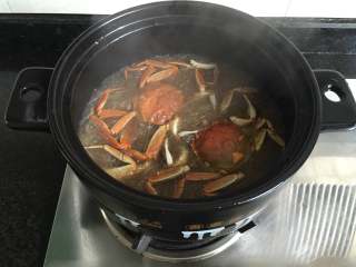 大闸蟹粉丝煲,煮至沸腾后再转小火煮3-5分钟即可，可以撒上适量葱花点缀一下。