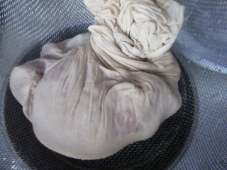 自制秋梨膏,把梨子肉用干净的布过滤出来，尽量用手挤压出梨汁，梨肉中残留的汁越少越好，不浪费。