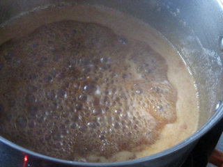 自制秋梨膏,这是熬了7个小时的样子，汤汁已经浓稠了很多，即使小火也有很多密集的泡泡了，这个时候要注意不断搅拌，防止糊锅