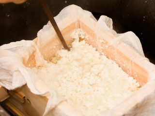 不用盐卤，不用内脂，一样做出好吃的豆腐,倒好后，用筷子在四周过一过，这样可以让做好的豆腐更平整。