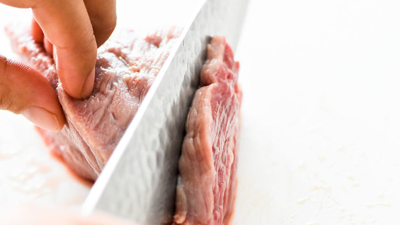自制手撕牛肉干,牛肉顺着纹理切片。一般烧牛肉是逆着纹理，切断牛肉的经络，吃起来会比较嫩，好嚼，但是我们做手撕牛肉干要顺着纹理切。