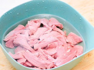 自制手撕牛肉干,切好的牛肉用水泡1-2小时。中途换水，可以把牛肉的血水浸泡出来，做好的牛肉不会腥。