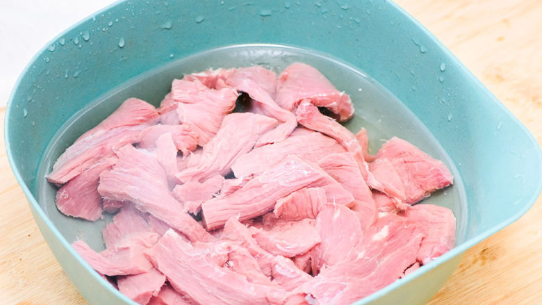 自制手撕牛肉干,切好的牛肉用水泡1-2小时。中途换水，可以把牛肉的血水浸泡出来，做好的牛肉不会腥。