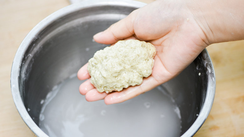 自制烤麸、水面筋、淀粉,边洗边揉搓，洗到水不再是白色。面团只剩一个小团，这个就是面筋了。