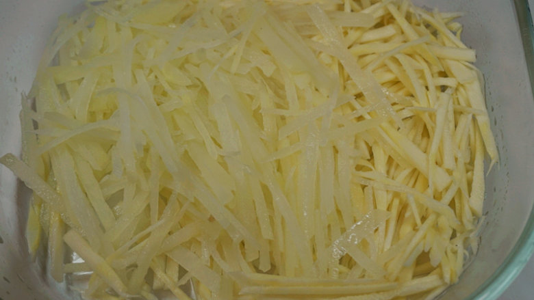 凉拌土豆竹笋丝,将土豆丝和竹笋丝混合均匀放入碗内