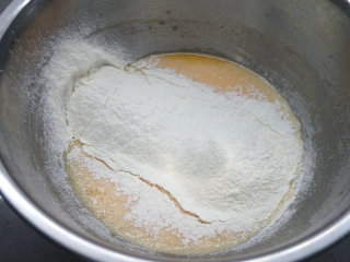 韩式豆沙裱花戚风蛋糕,筛入面粉；