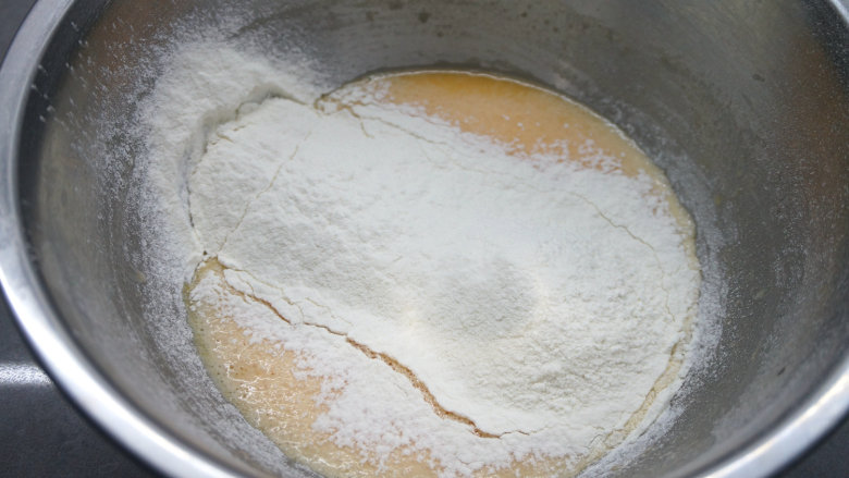 韩式豆沙裱花戚风蛋糕,筛入面粉；