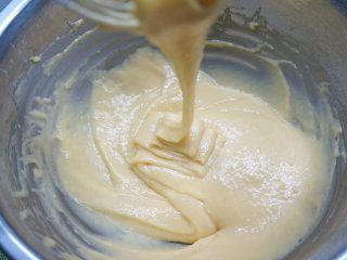 韩式豆沙裱花戚风蛋糕,以不规则的方向搅拌均匀，无干粉颗粒，提起打蛋器，蛋黄糊能比较顺畅呈丝带状垂落下来，放一旁静置备用；