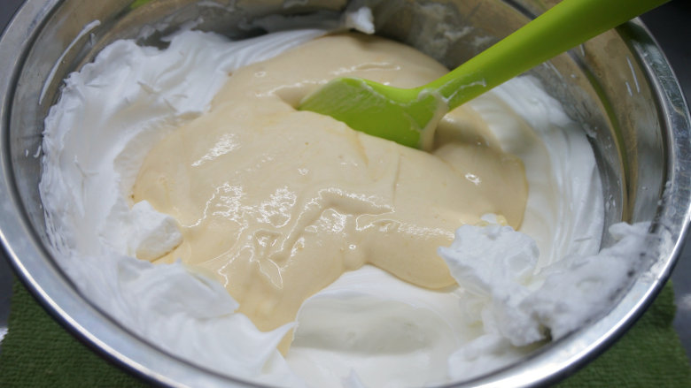 韩式豆沙裱花戚风蛋糕,将混合好的糊糊倒回到蛋白糊盆中；