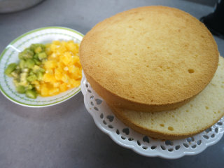 韩式豆沙裱花戚风蛋糕,蛋糕横分二等份；水果切小块，可以根据喜好来选用；
