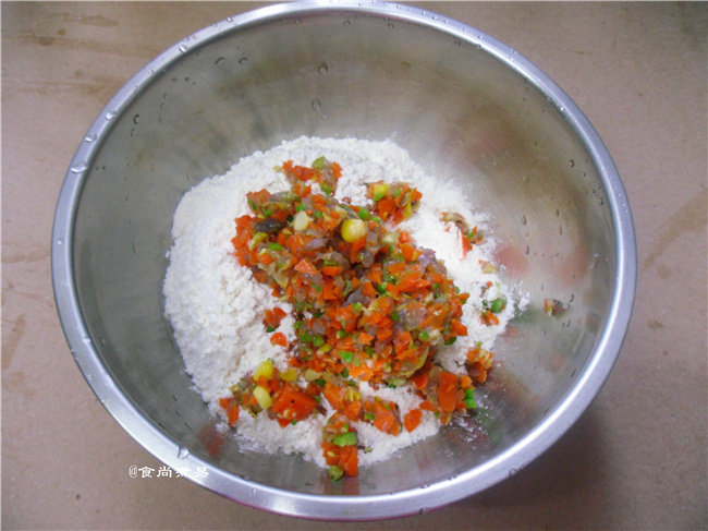 虾仁煎饼,面粉用大盆盛起，倒入虾仁胡萝卜碎