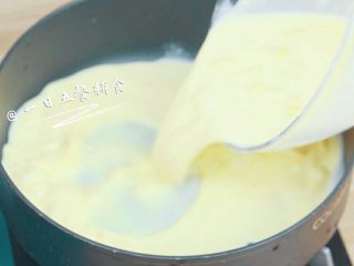 香甜玉米汁,过滤出来的已经是玉米汁了，只差一个煮。一起倒回锅里煮开后小火再煮3分钟。煮煮如果感觉变稠了，再加点奶。