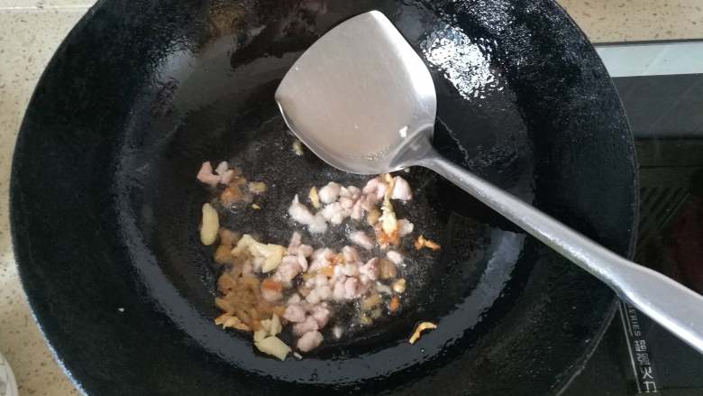 瑶柱焖冬瓜,加入瘦肉翻炒，加盐，酱油少许翻炒