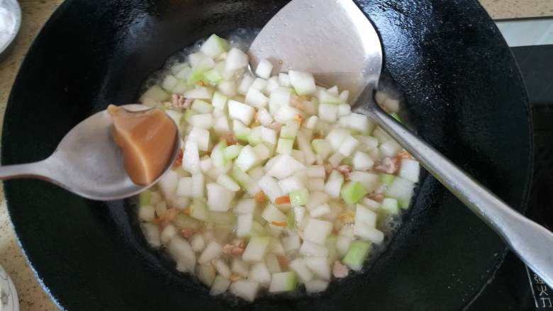 瑶柱焖冬瓜,加适量的浓汤宝，搅匀。