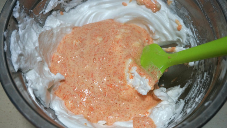 胡萝卜杏仁粉蛋糕,翻拌均匀后，倒回到蛋白糊盆中；
