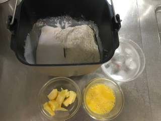 豆沙花花包,现在开始制作面团了。
面团材料中除黄油以外的所有材料混合，厨师机搅打至能拉出厚粗膜的阶段（面包机也可以，时间稍长）加入室温软化的黄油后，继续搅打至能拉出薄膜的扩展阶段