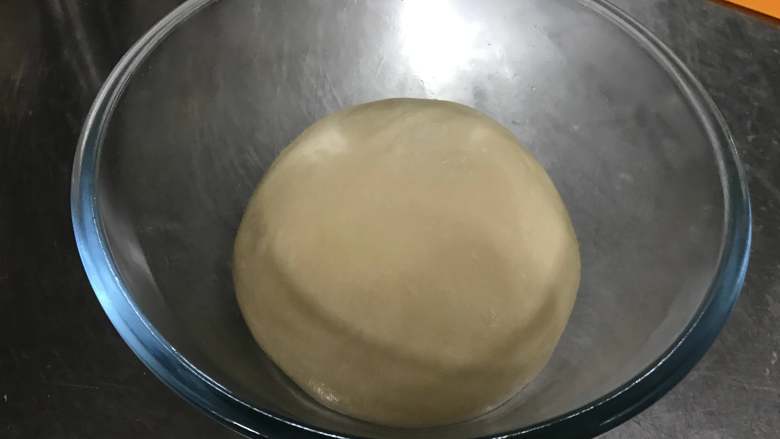 豆沙花花包,面团放盆中盖保鲜膜，26度左右的环境进行一发