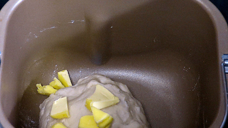 椰香味浓滴【椰蓉叶子面包】,揉成光滑的面团，加入切小块的黄油，继续和面程序20分钟