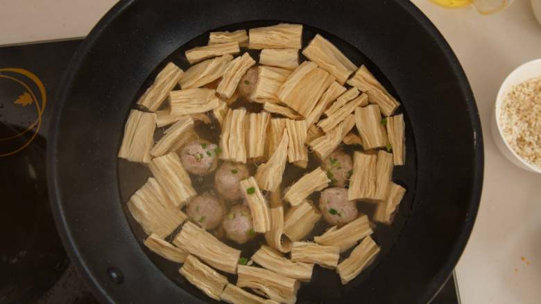 腐竹肉丸汤,调入一些盐调味