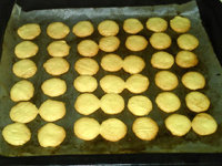 油酥小圆饼,放入预热200度的烤箱，烤约10分钟左右，表面金黄即可出炉