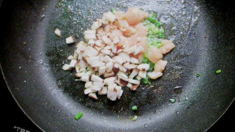 蛋皮饭卷,锅内放少许油放葱爆香，放入鸡肉丁划炒