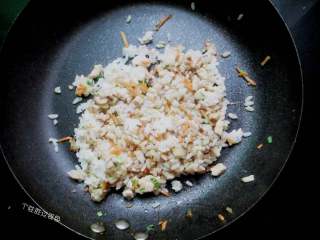 蛋皮饭卷,加盐、鸡精调味。将米饭水分收干盛出