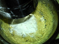 巧克力奇普饼干,将小苏打和低筋粉混合，筛入黄油中