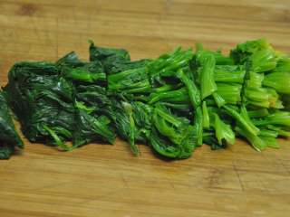 绿色美食麻酱果仁菠菜,取出菠菜挤干水份，切成约3厘米的段