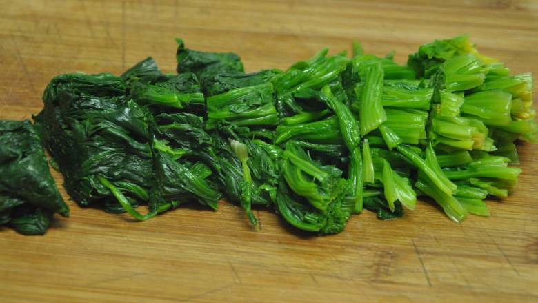 绿色美食麻酱果仁菠菜,取出菠菜挤干水份，切成约3厘米的段